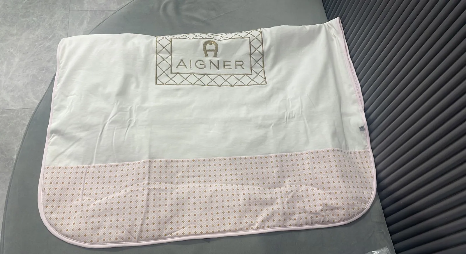 Aigner Blanket Pink & White