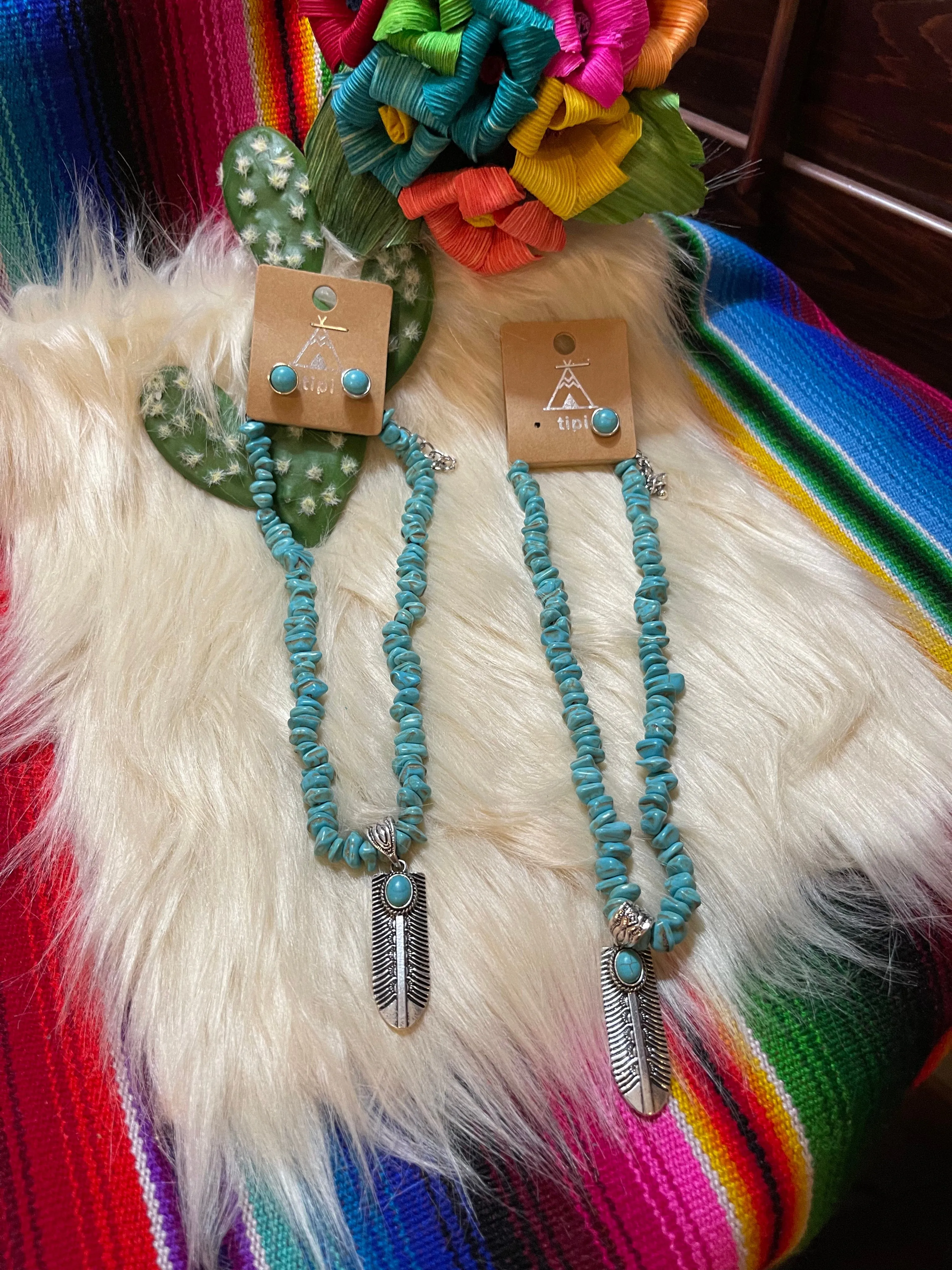 Turquoise chip feather short necklace